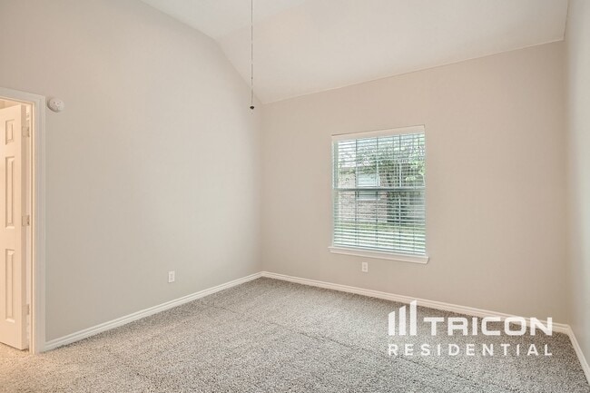 Building Photo - 2710 Hawthorne Dr