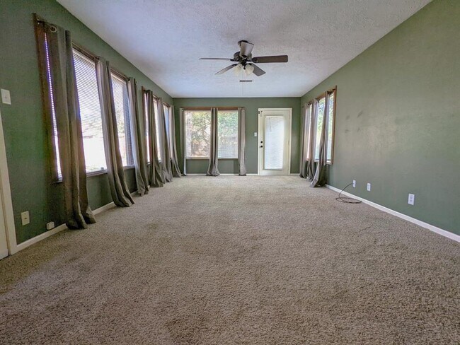 Building Photo - 22 Woody Creek Dr