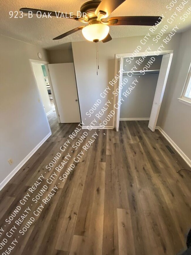 Building Photo - 923 Oak Vale Dr