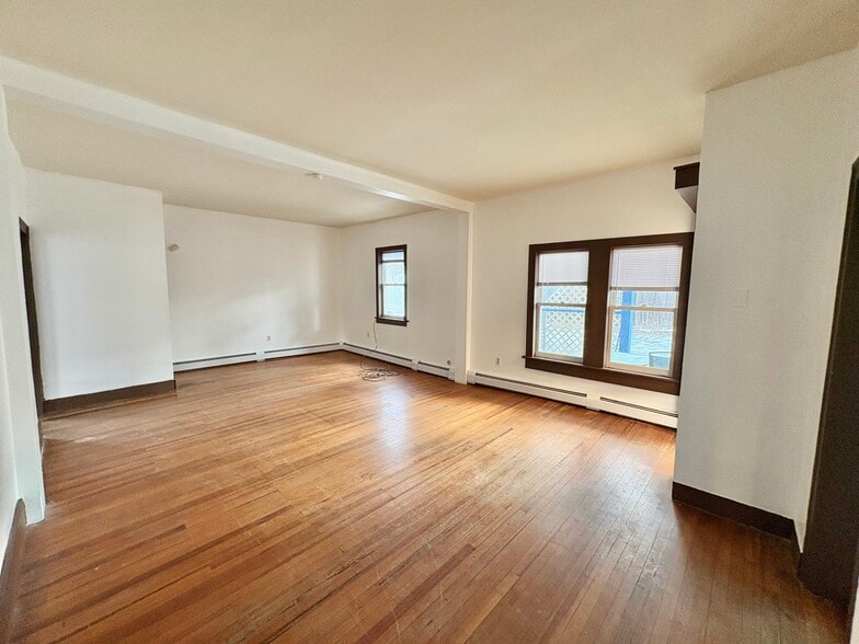 Living roOm - 17 School St