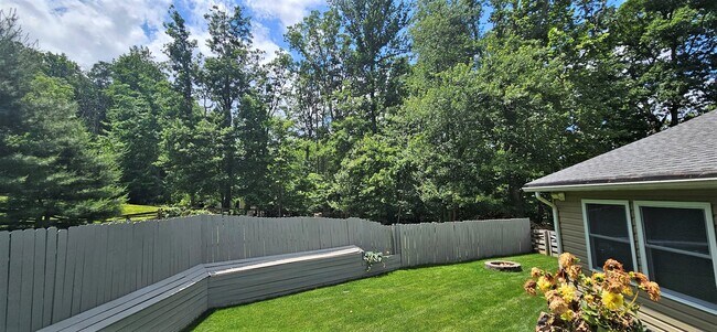Building Photo - 895 Lower Clubhouse Drive