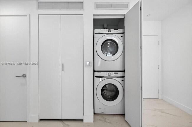 Building Photo - 700 NE 24th St