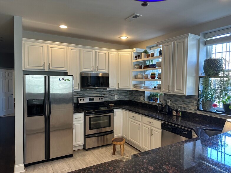 Kitchen - 1334 Downing Pl NE