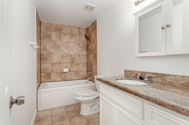 Building Photo - 4931 Junius St