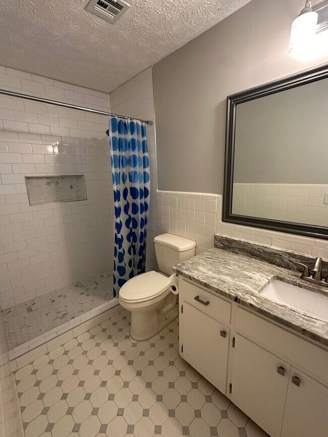 Building Photo - Beautiful home with everything you could want