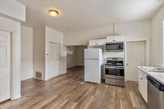 Building Photo - 630 W 200 N