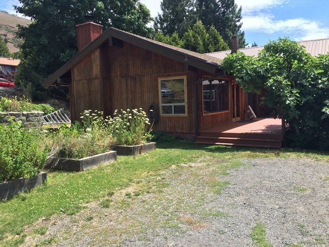 Building Photo - 817 E Jewett Blvd