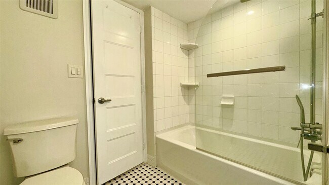 Building Photo - 12 NE 19th Ct