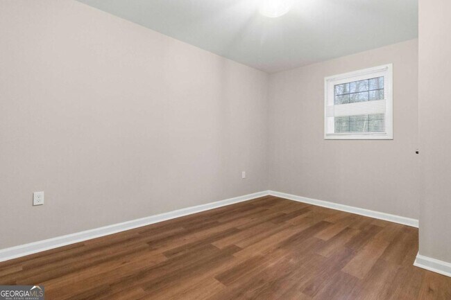 Building Photo - 2953 Meadowview Dr SE