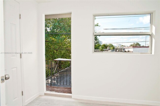 Building Photo - 1323 N Federal Hwy