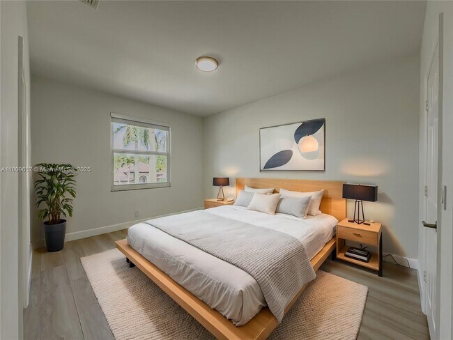 Building Photo - 2556 Jardin Manor