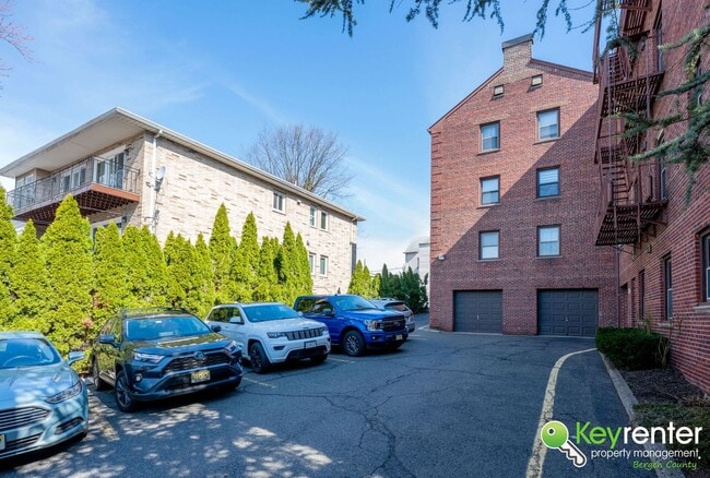 Building Photo - Renovated Studio with easy access to NYC