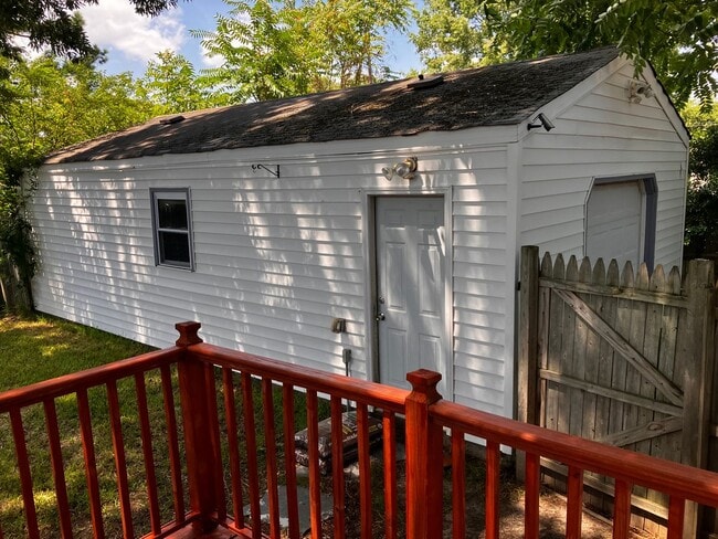 Building Photo - Roland Park