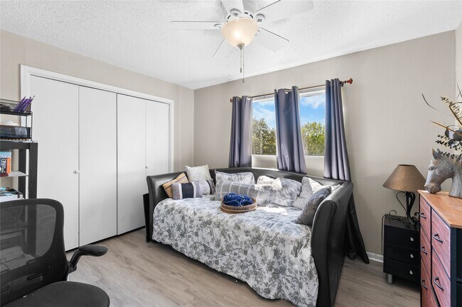 Building Photo - 10496 Summit Dr