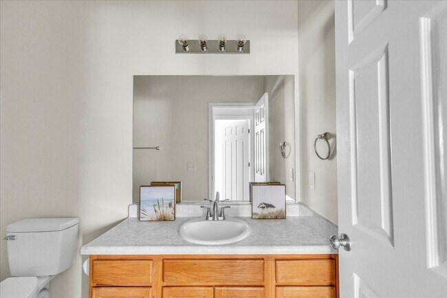 Building Photo - Better Than New 3 Bed/2 Bath Townhome in S...
