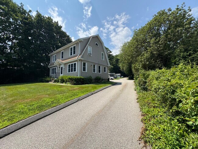 Complex entrance - 9R Lake Dr