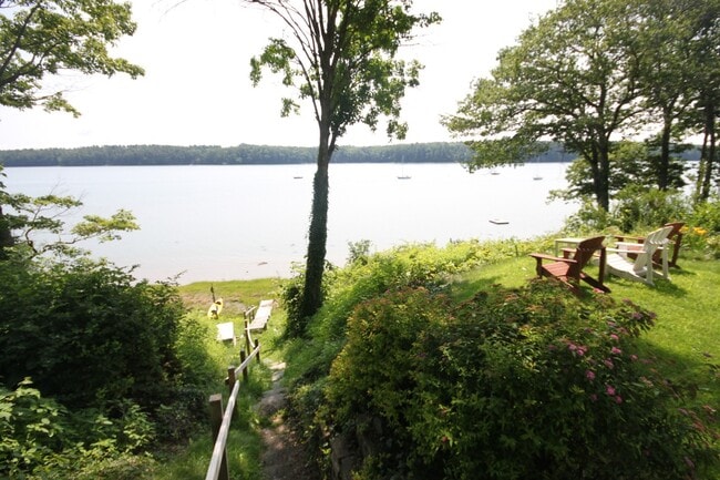 Building Photo - 3bd/2ba Waterfront House for Rent in Freep...