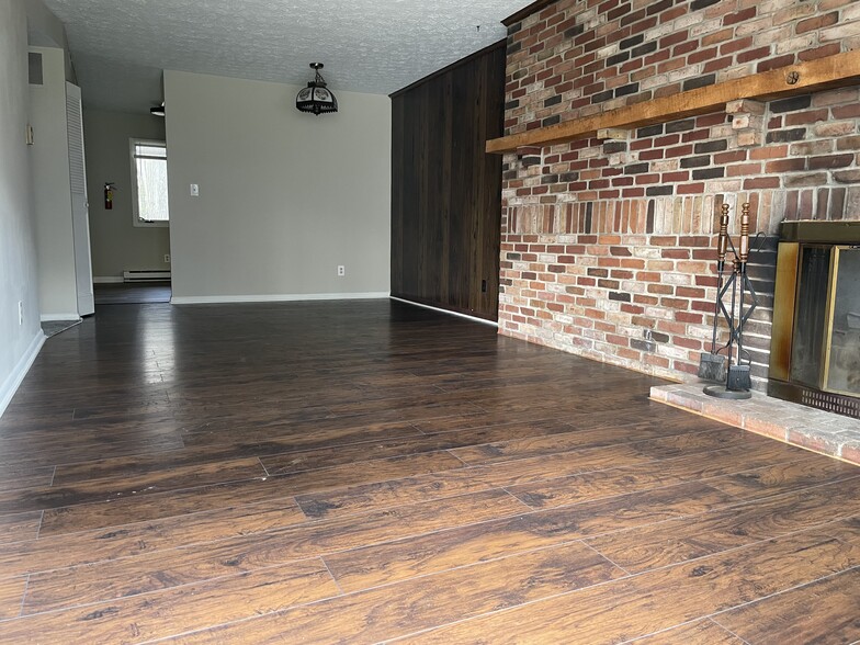 Building Photo - 2440 Echo Valley Dr
