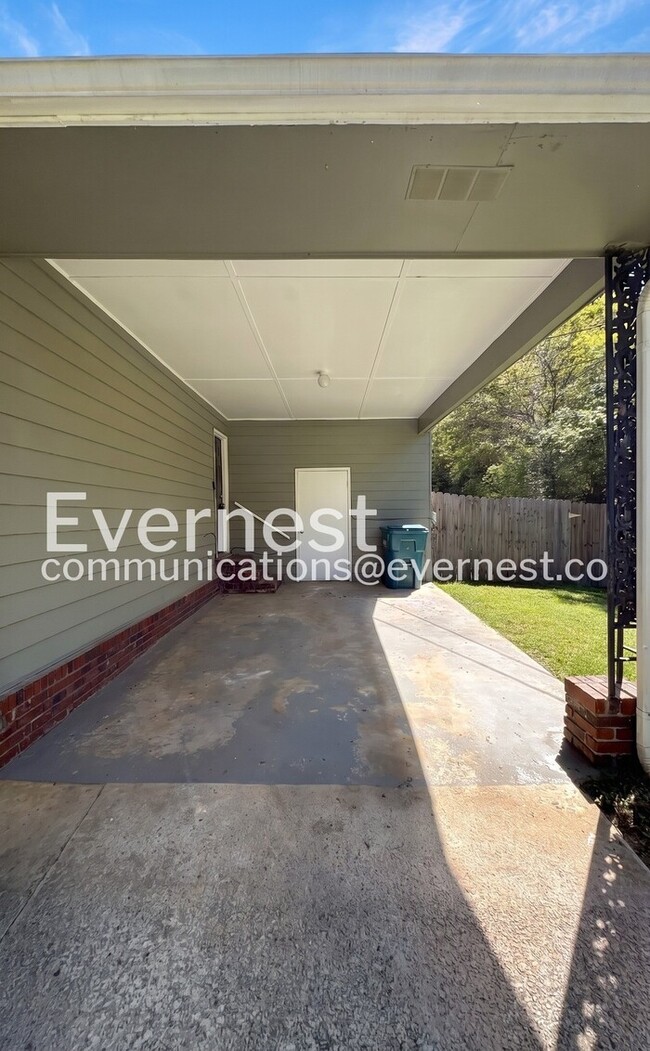 Building Photo - 735 Hillcrest Dr