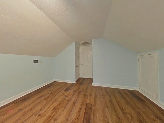 Building Photo - 239 Rainier Dr