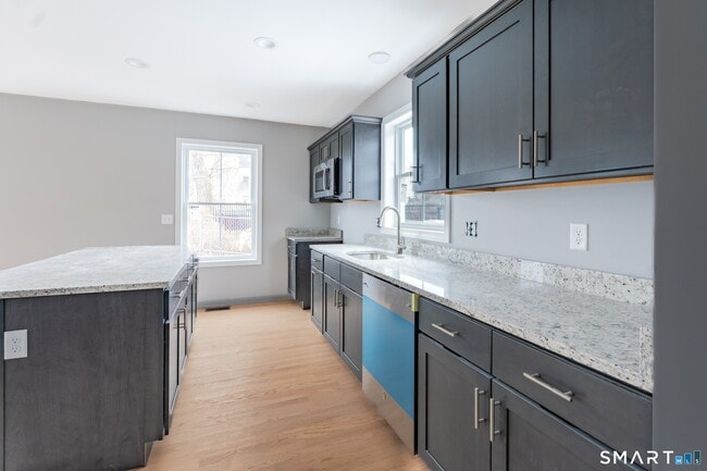 Building Photo - 25 Hall Ave