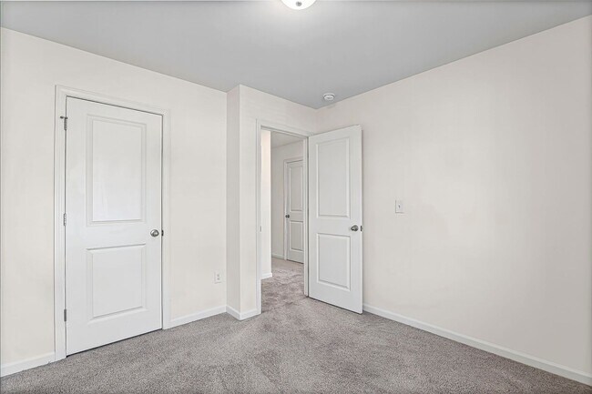 Building Photo - ***MOVE IN SPECIAL -$500 OF FIRST 2 MONTHS RENT WITH A MARCH 31ST OR SOONER MOVE IN DATE***Step i...