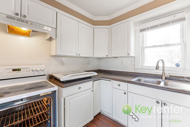 Building Photo - Renovated 2 bedroom | 1 Bath Duplex