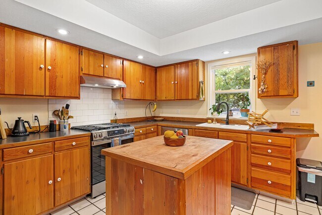 Building Photo - Fully Furnished Northside Bungalow Available for Month of August, 2026