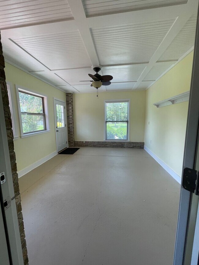 Building Photo - MOVE IN READY