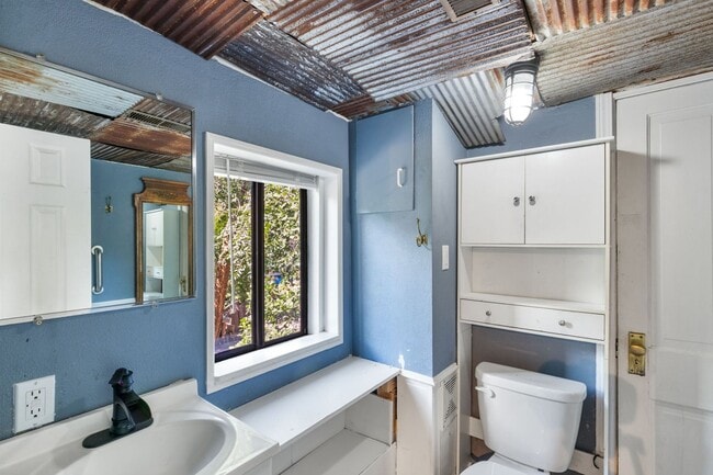 Building Photo - 135 S Path