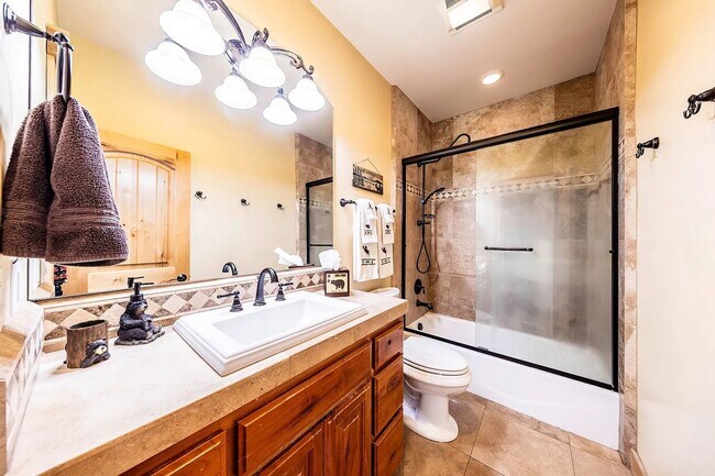 Building Photo - Large Mountain Luxury Home