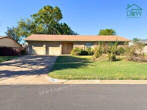 Building Photo - Spacious 3-Bed / 2-Bath Home with Large Fenced Backyard in Quiet Benbrook Neighborhood