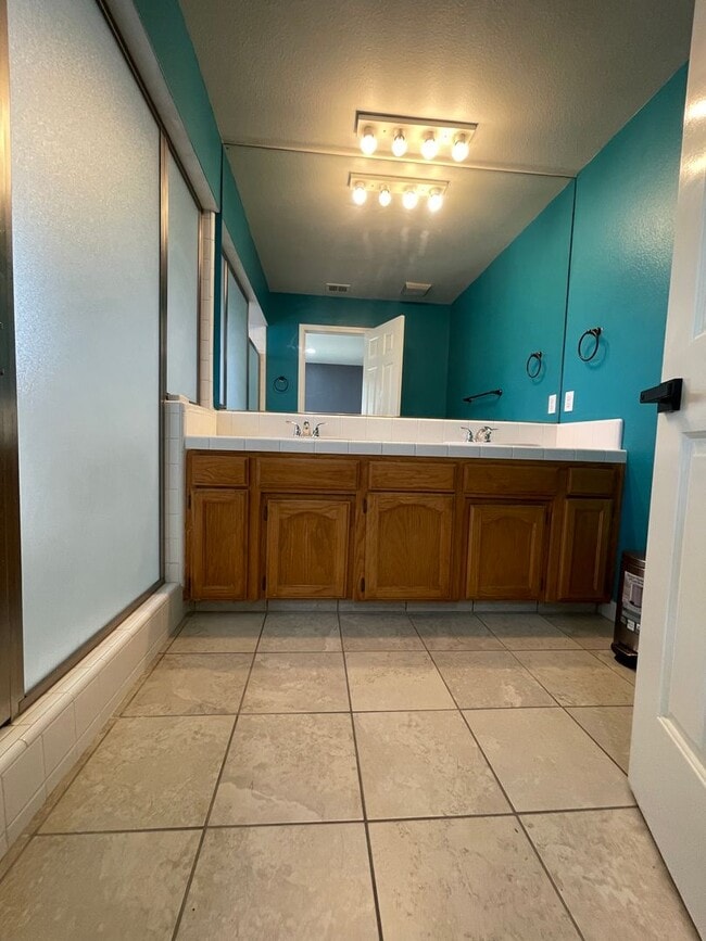 Building Photo - 3 Bedroom / 2 Bathroom for Rent $2,500
