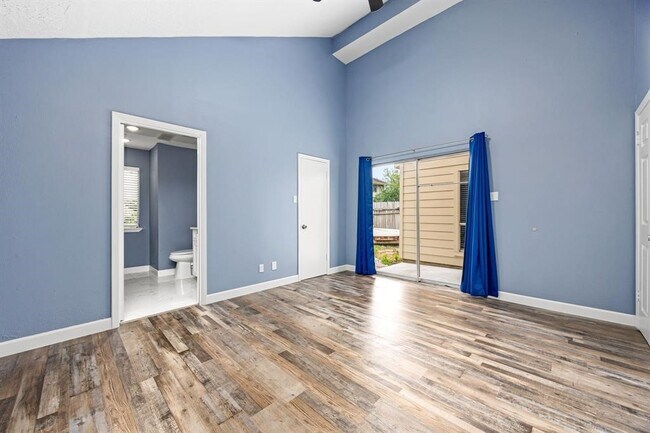 Building Photo - 12805 Westpark Dr
