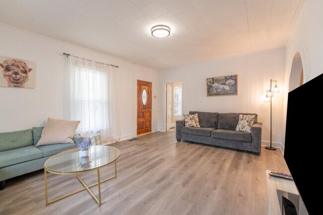 Building Photo - 703 W 2nd Ave