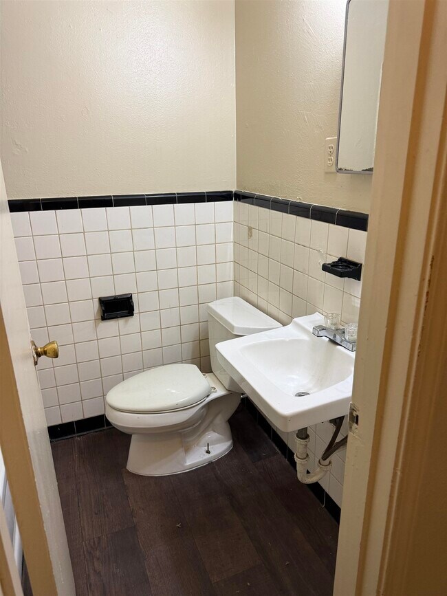 Building Photo - 1617 Leigh Dr
