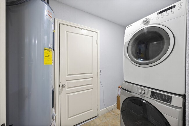 Building Photo - 5303 Heatherbrook Dr