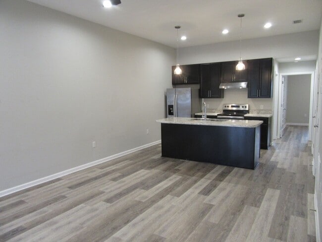 Building Photo - 612 Helen Ave