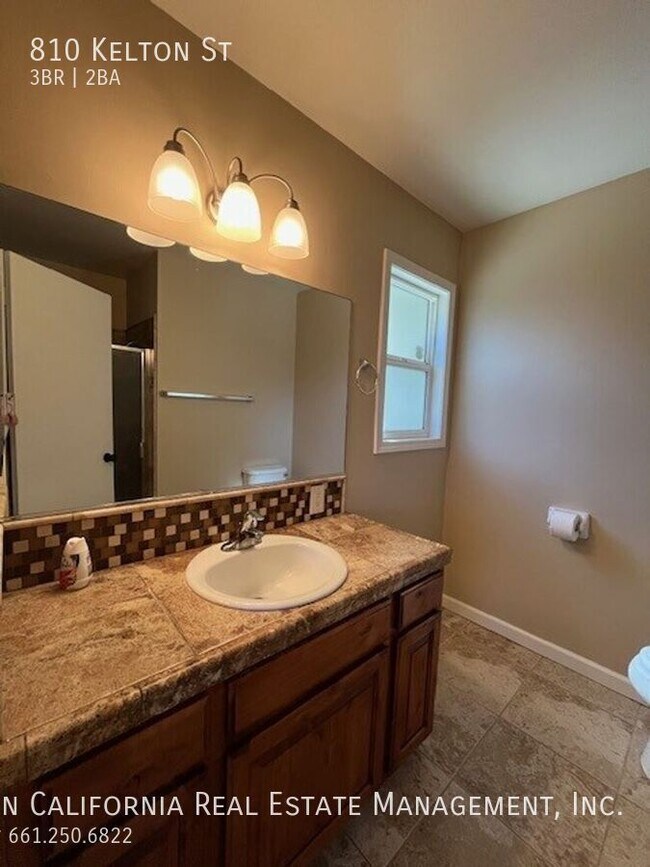 Building Photo - 810 Kelton St