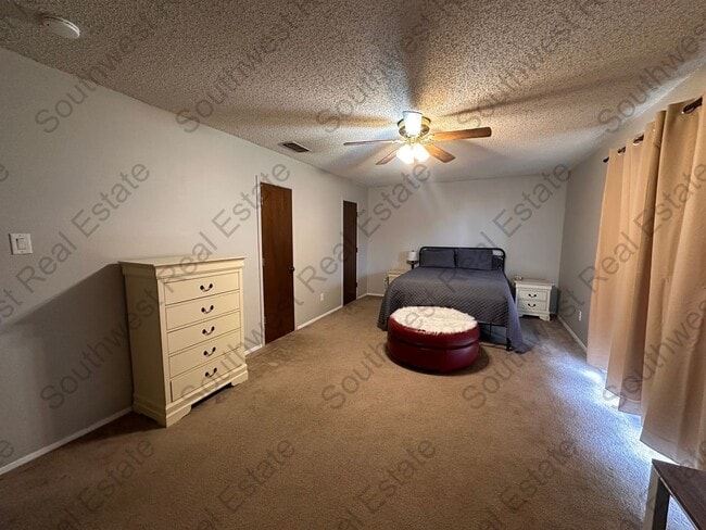 Building Photo - Spacious 2 story condo.