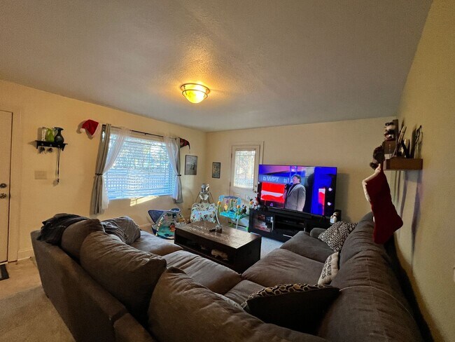 Building Photo - Spacious home with large yard & Detached G...