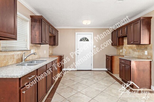 Building Photo - 250 Duhon St