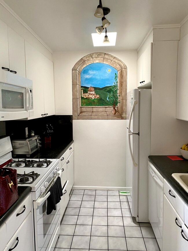 Building Photo - 828 21st St