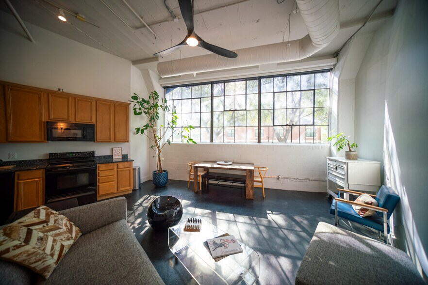 Building Photo - 2220 Canton St