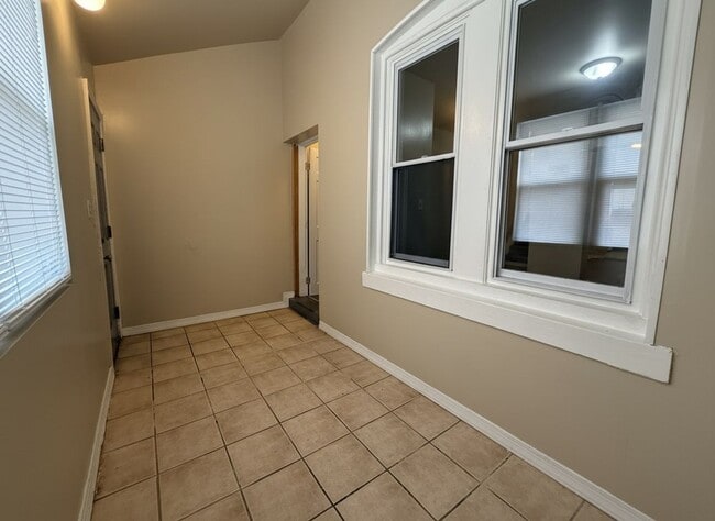 Building Photo - 4 Bedroom 1 Bath Rental In Germantown