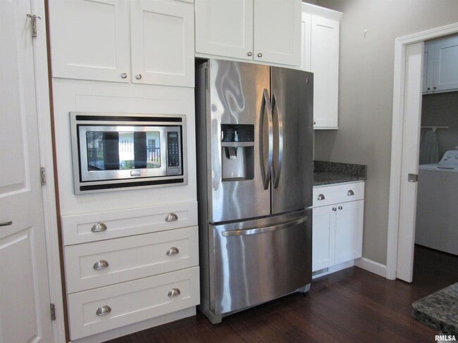 Building Photo - 405 E Palace Row