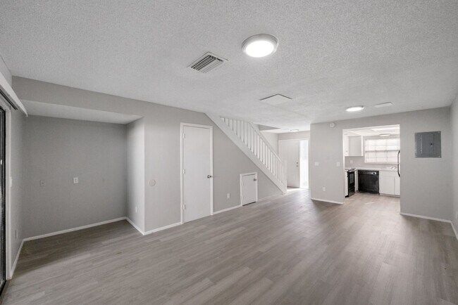 Building Photo - ***CUTE! Largo Townhome NOW *** 2 Bed. 1&1...