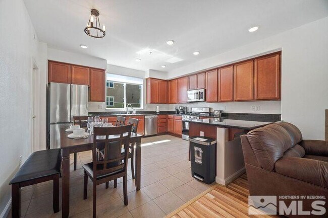 Building Photo - 2490 Eastshore Pl