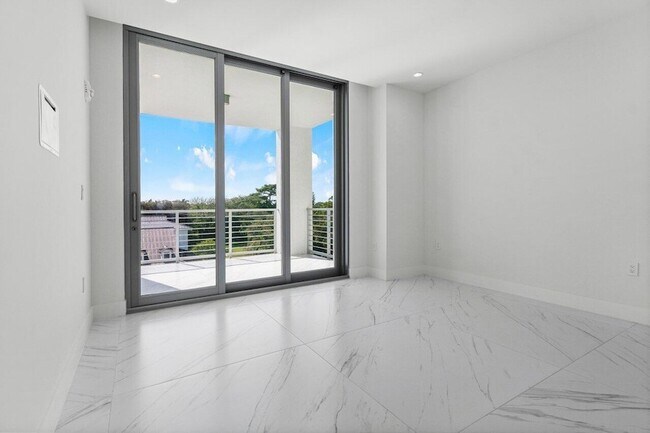 Building Photo - 495 E Royal Palm Rd