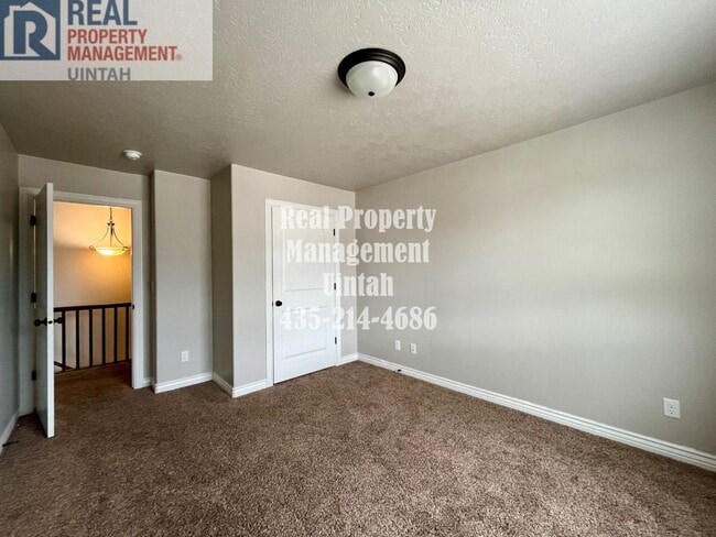 Building Photo - 3 bed 2.5 bath townhome in Fox Run